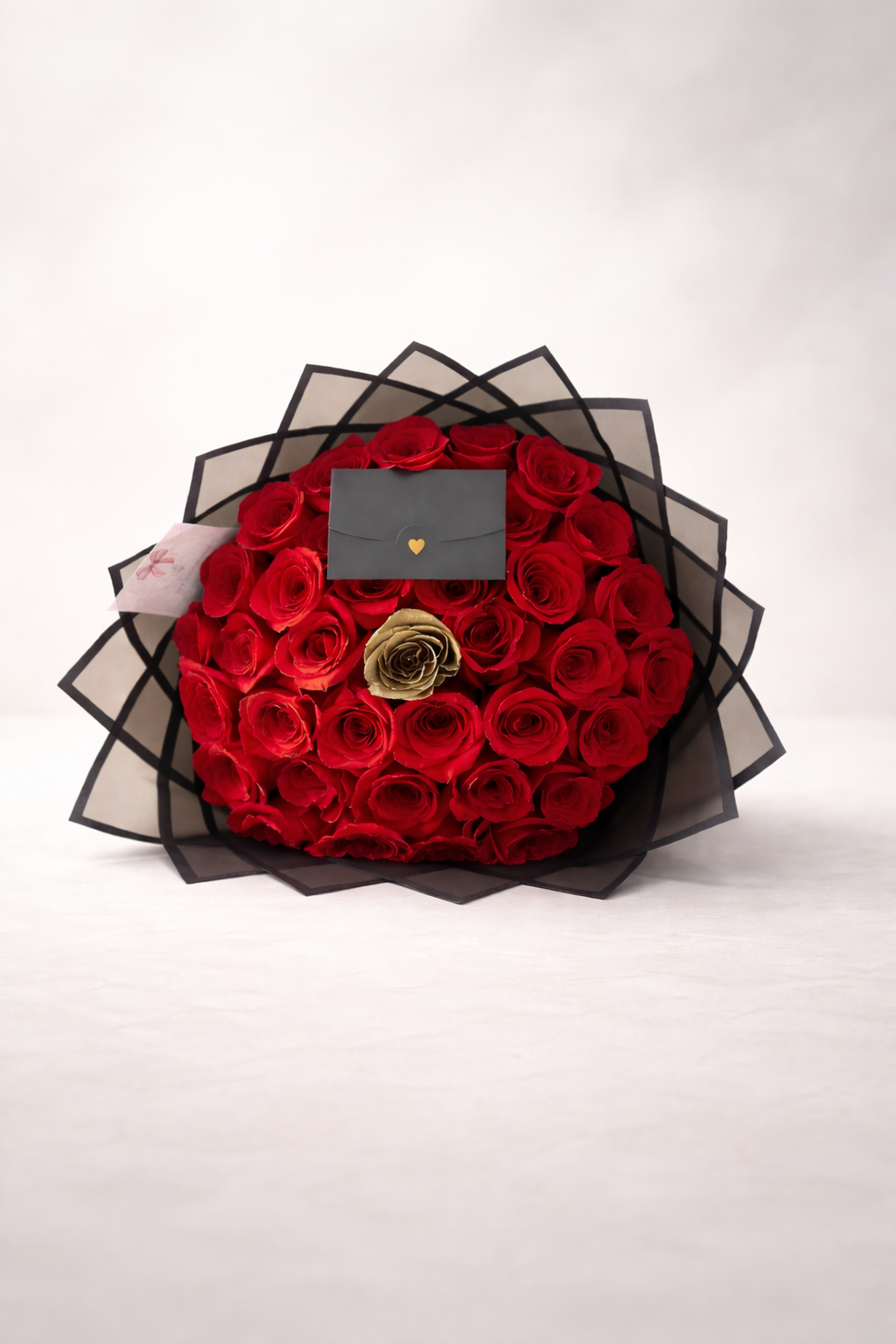 Ramo de 50 rosas naturales + rosa dorada